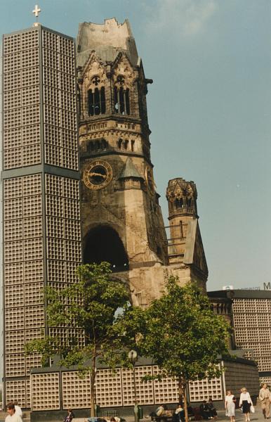 06.JPG - Der "schiefe Zahn" - die Kaiser-Wilhelm-Gdächtnis Kirche in Berlin.
