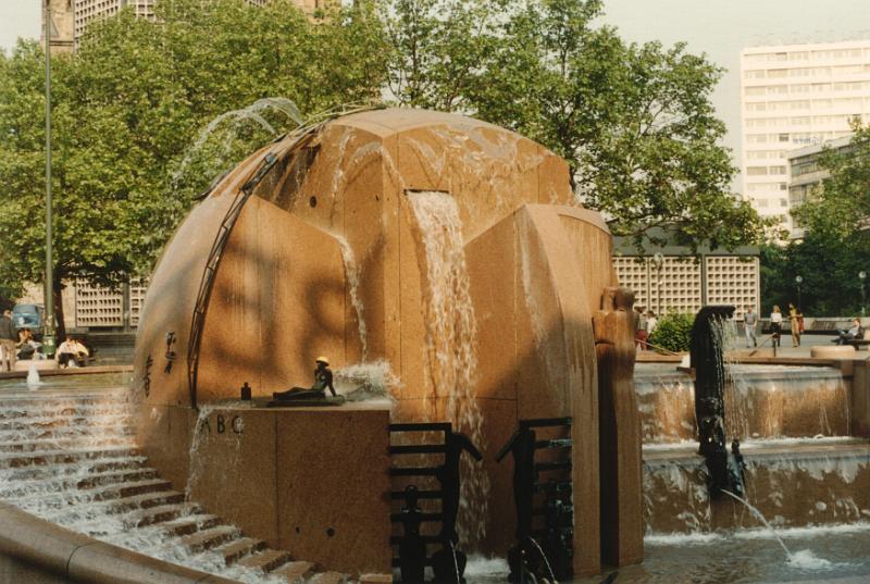 07.JPG - Der "Wasserklops" vor dem Europacenter.