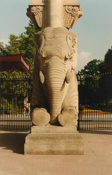 14.JPG - Einer der Elefanten des Elefantentors.