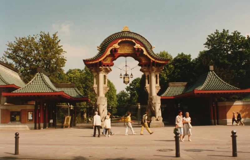 18.JPG - Das Elefantentor - ein Eingang zum Berliner Zoo mit den Nebengebäuden.