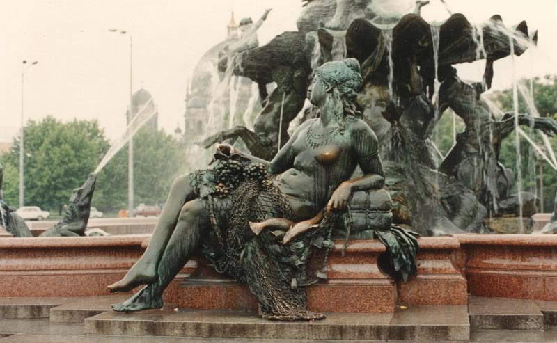 20.JPG - Detail vom Neptunbrunnen in Berlin-Mitte.