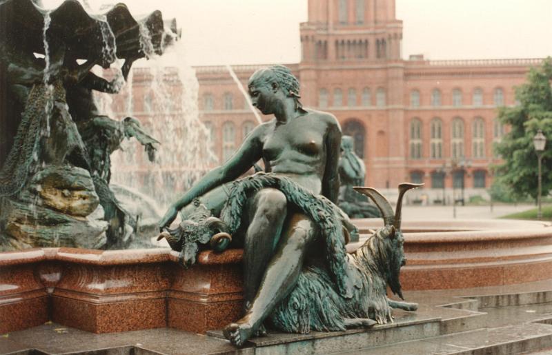 22.JPG - Detail vom Neptunbrunnen in Berlin-Mitte. Im Hintergrund das "Rote Rathaus" - auch wenn viele Regierungen dort "rot" waren - der Name ist wegen der roten Ziegelsteine...