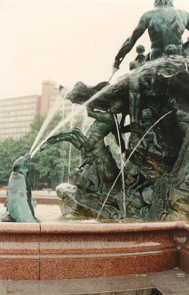 23.JPG - Detail vom Neptunbrunnen in Berlin-Mitte.