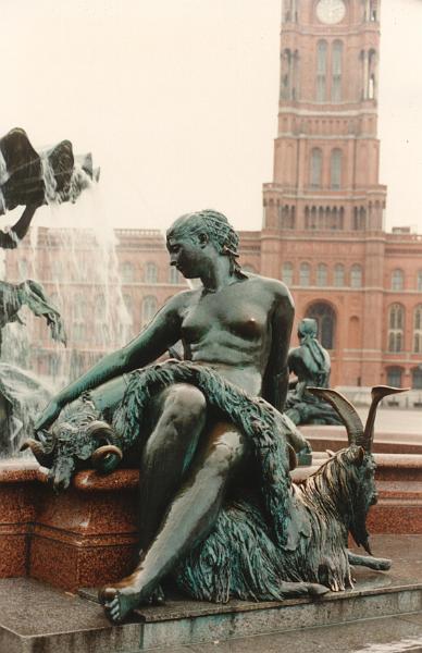 24.JPG - Detail vom Neptunbrunnen in Berlin-Mitte. Im Hintergrund das "Rote Rathaus"