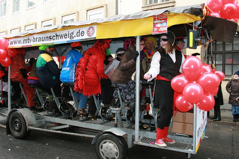 228.JPG - Ein grüner Umzugswagen mit 16 Menschenstärken...